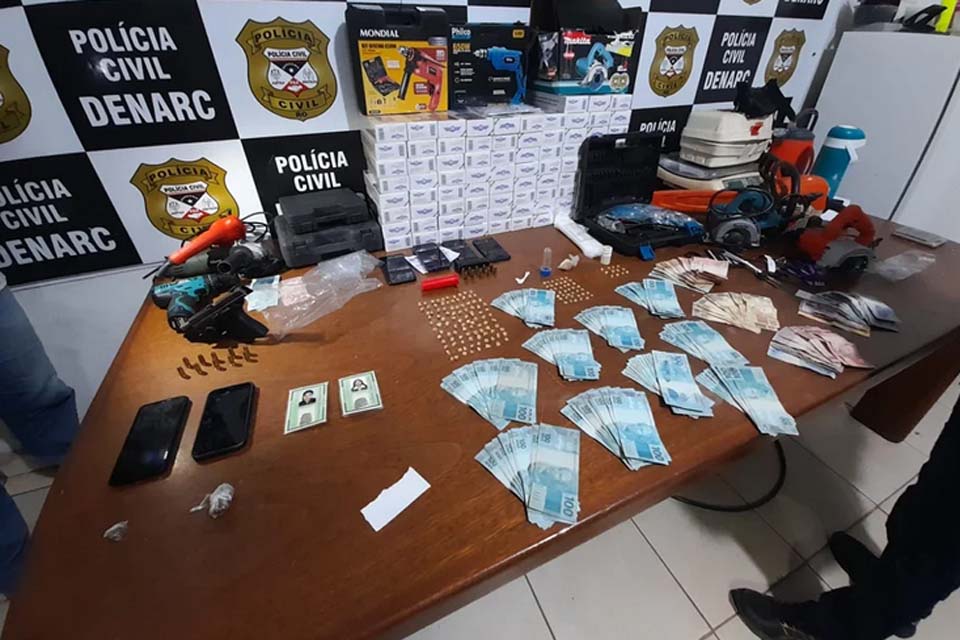 Denarc estoura boca de fumo e prende família do tráfico com drogas