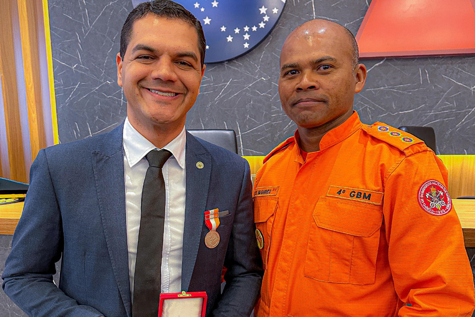 Deputado Cássio Gois recebe Medalha de Amigo do Corpo de Bombeiros Militar durante solenidade especial