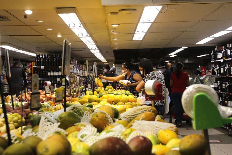 Prejuízo do comércio com feriados será menor em 2022, diz CNC