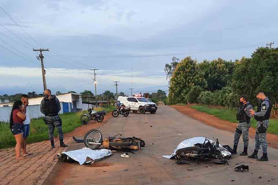  Dois jovens morrem e outros três se ferem em colisão entre motos