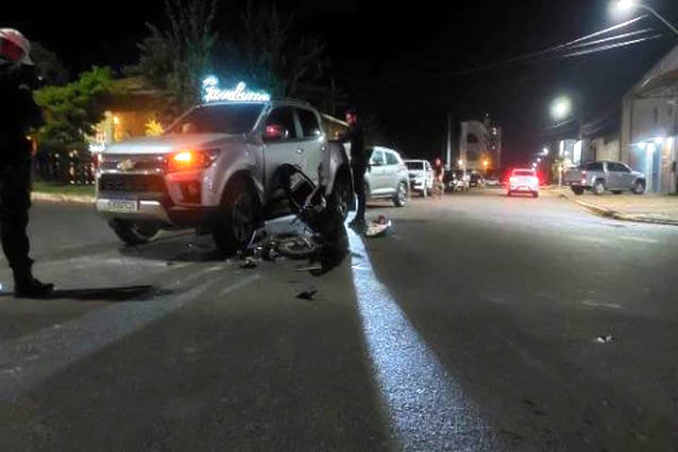 Motociclista é socorrido ao hospital após colidir com picape em Vilhena