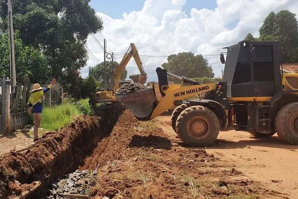 Prefeitura realiza serviço de drenagem na Rua Ceará no trecho entre a Rio de Janeiro e Goiás