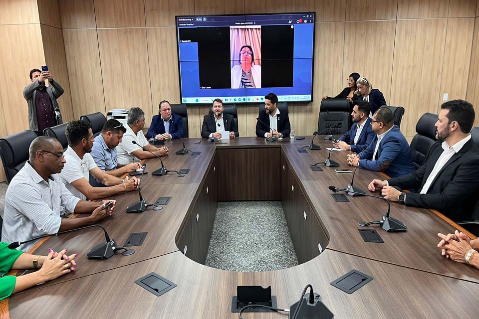 Durante reunião Deputado Alex Redano Cobra do governo celeridade na obra da ponte sobre o Rio Jamari