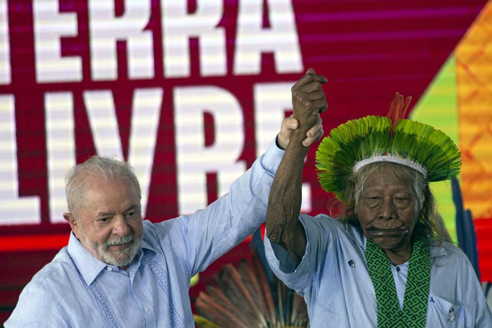 Lula diz que vai demarcar o maior número possível de terras indígenas