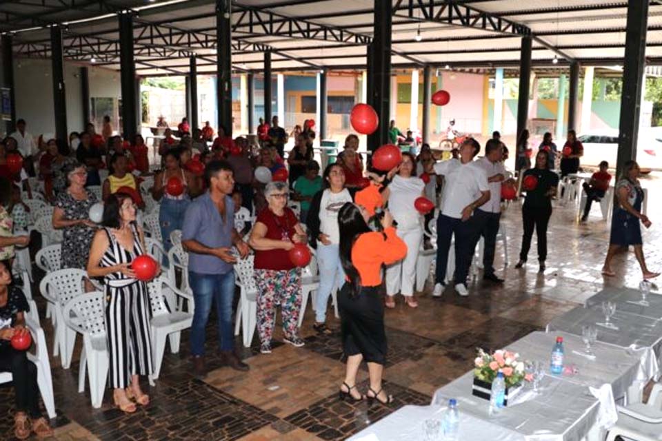 Terceira idade comemora dia das mães no encontro dos idosos 