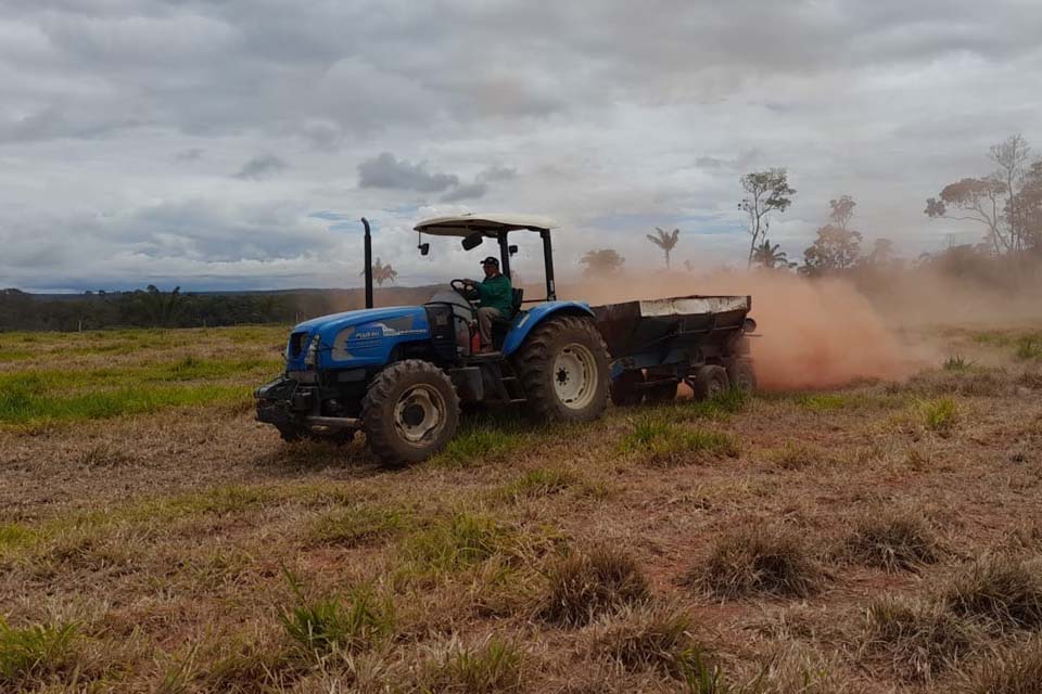 Calcário para famílias de pequenos agricultores do município incentiva produção na cidade