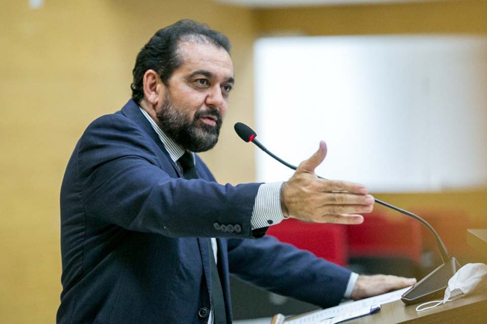 Deputado Laerte Gomes destina emenda para reforma de campo de futebol de Nova União