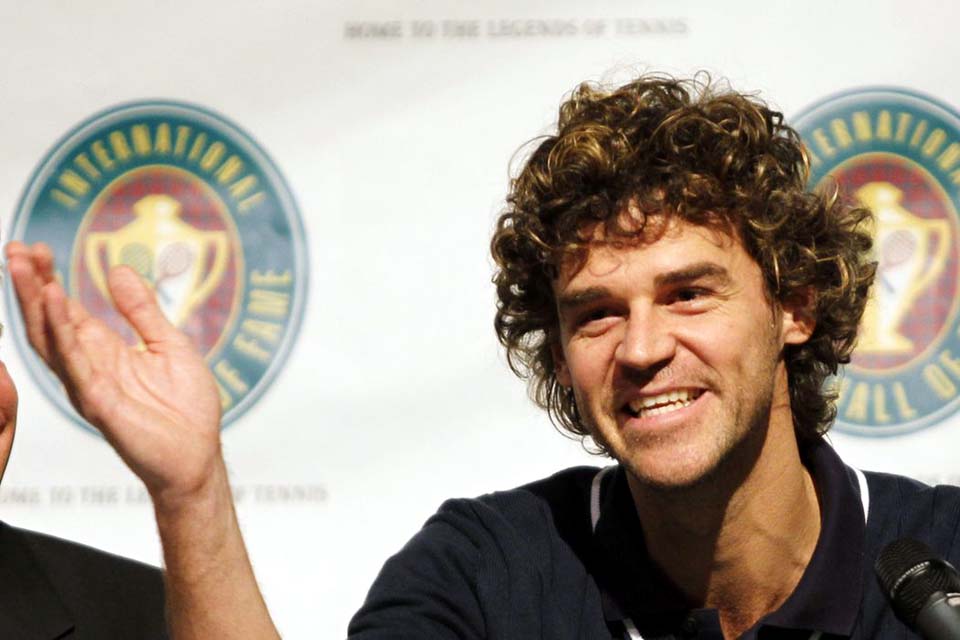 Há 20 anos, Gustavo Kuerten se tornava tricampeão de Roland Garros