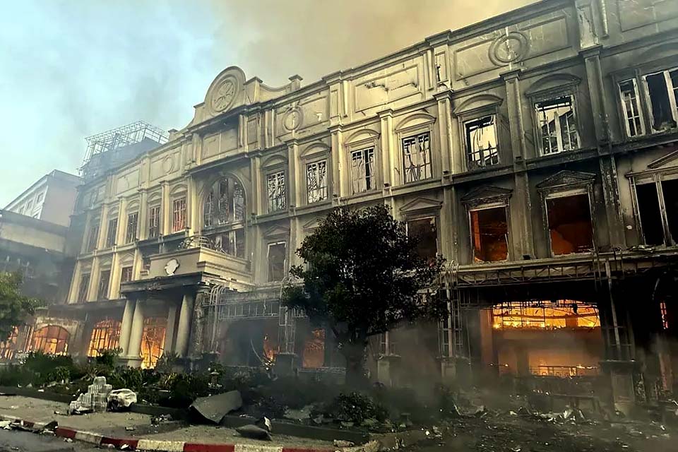 Incêndio em cassino na fronteira de Camboja com a Tailândia mata 19 e fere dezenas