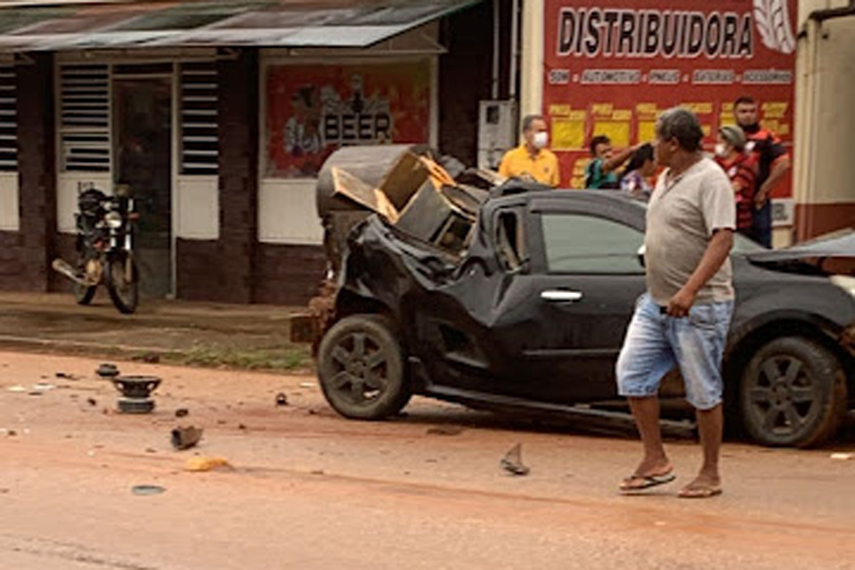 Carro fica destruído após acidente entre três veiculos em Guajará-Mirim