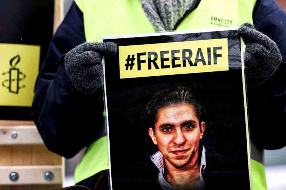 Arábia Saudita confirma proibição de viagem de 10 anos para blogueiro libertado Raif Badawi