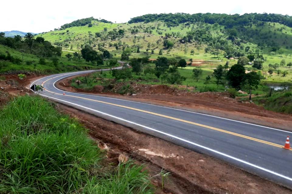 De Tarilândia à BR-364, serviços de manutenção e pavimentação avançam na RO-464 durante o Inverno Amazônico