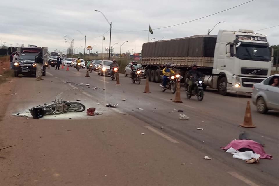 Mulher tem o corpo dilacerado ao ser atropelada por carreta na BR-364