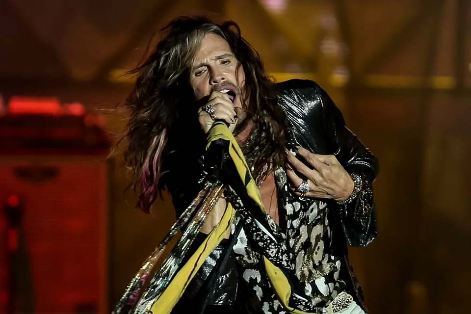 Steven Tyler nega acusação de abuso sexual e alega que relação foi 'consensual'