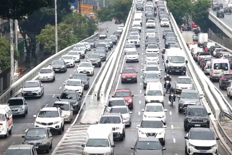 Rodovia dos Imigrantes tem tráfego lento no sentido capital paulista