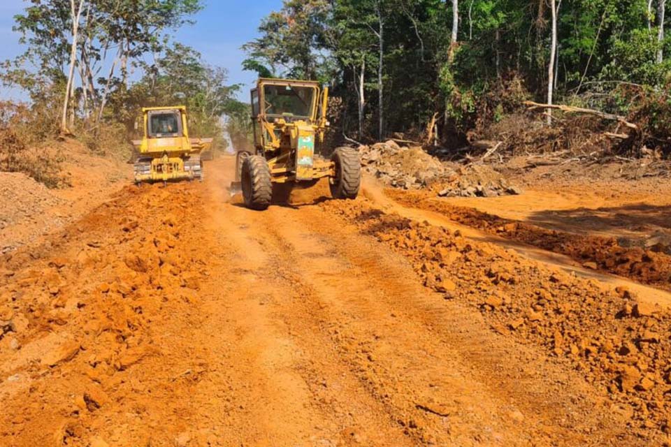 DER inicia trabalhos de melhoria na RO-135 nas proximidades da Vila Marcão em Alta Floresta do Oeste