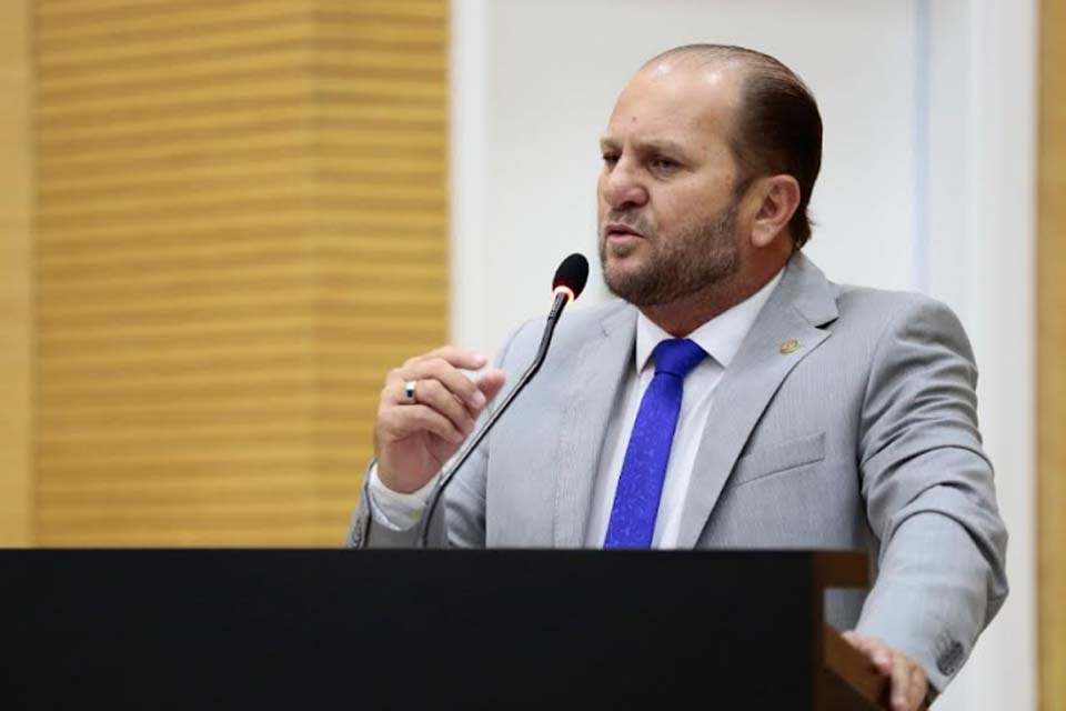 Deputado Cirone Deiró defende funcionamento de escola no município de Ministro Andreazza 