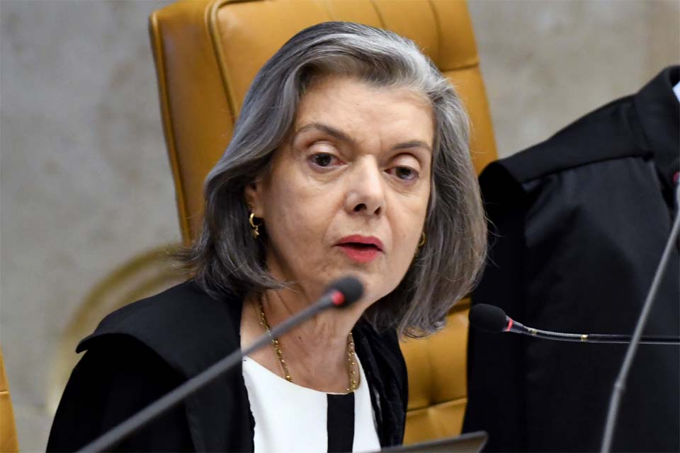 Cármen Lúcia considera 'graves' ataques de Bolsonaro e dá 24h para PGR se manifestar