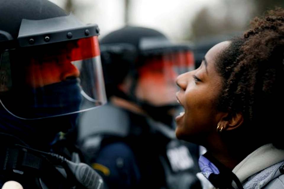 Manifestantes protestam pelo 3º dia nos EUA após morte de jovem negro em abordagem policial