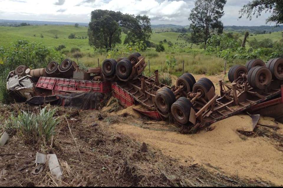 Carreta carregada de grãos fica destruída após tombar na BR- 435