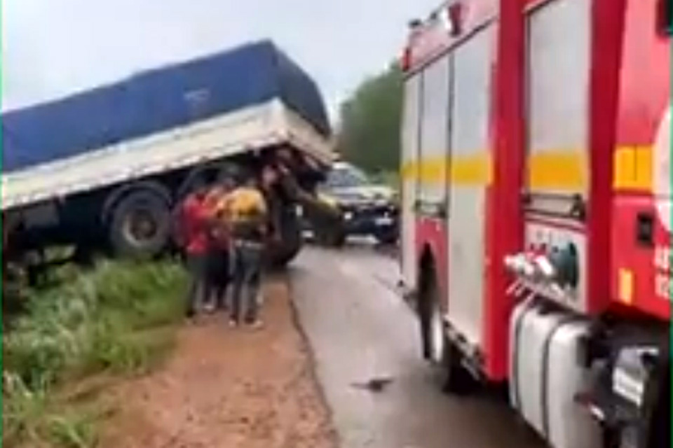 Colisão entre carreta e carro deixa quatro feridos na BR-319