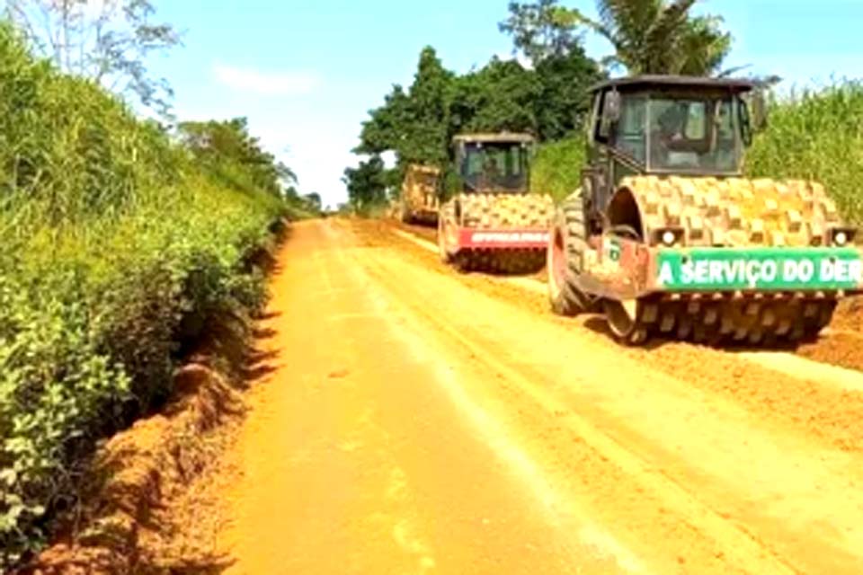 Equipes do DER/Cacoal iniciaram os trabalhos de patrolamento da estrada do Pacarana