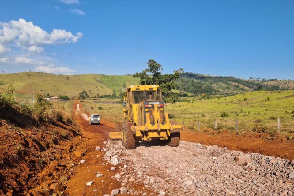 Serviços e melhorias na Rodovia 383 entre o município e o distrito Nova Gease