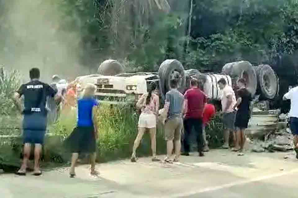 Homem morre em colisão entre carro e carreta na BR-435