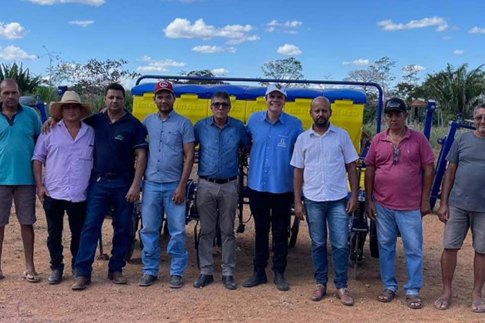 Deputado Alan Queiroz realiza a entrega de plantadeira para os produtores rurais em Nova União