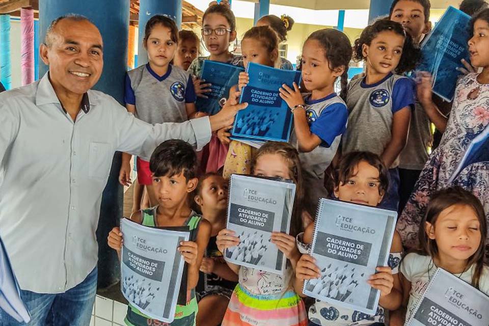 Semed começa a distribuir os Cadernos do PAIC às escolas da Rede Municipal