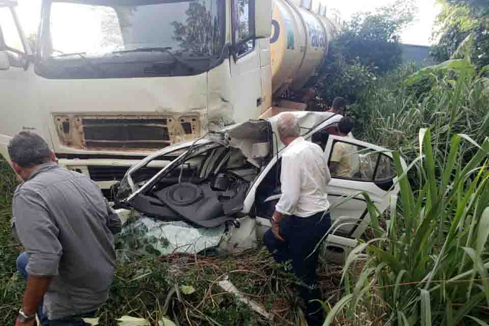 Mulher fica presa às ferragens após carro ser destruído por carreta na BR-364 