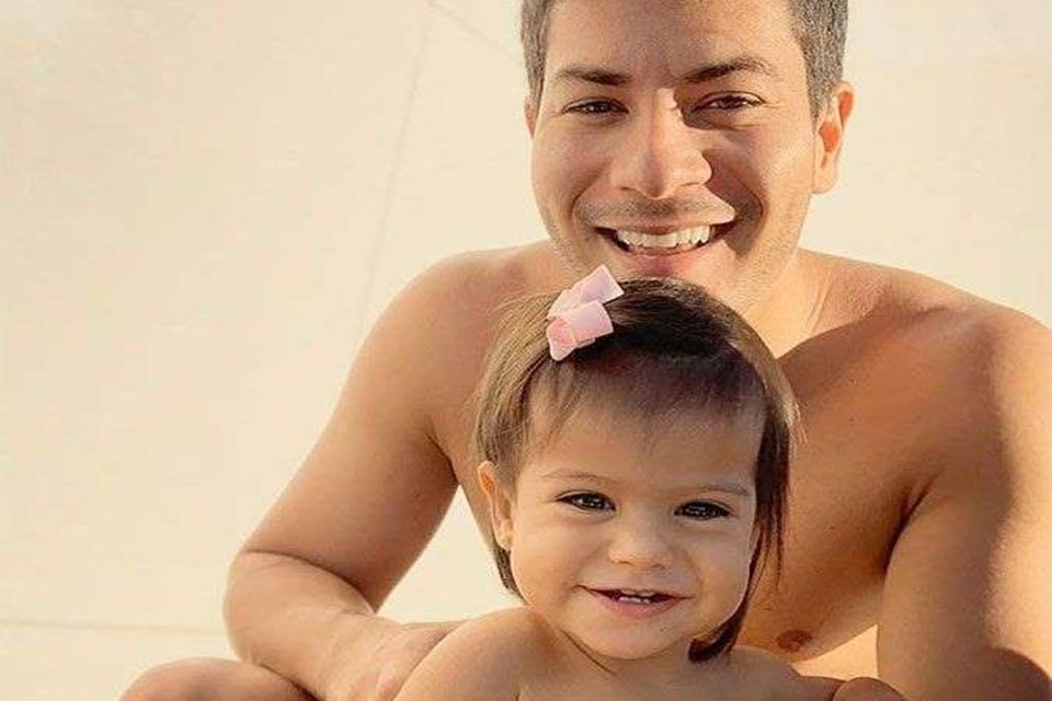 Após separação de Mayra Cardi, Arthur Aguiar se despede da filha