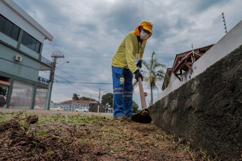 Mutirões em bairros e limpeza de rotina acontecem em pontos fixos de Porto Velho