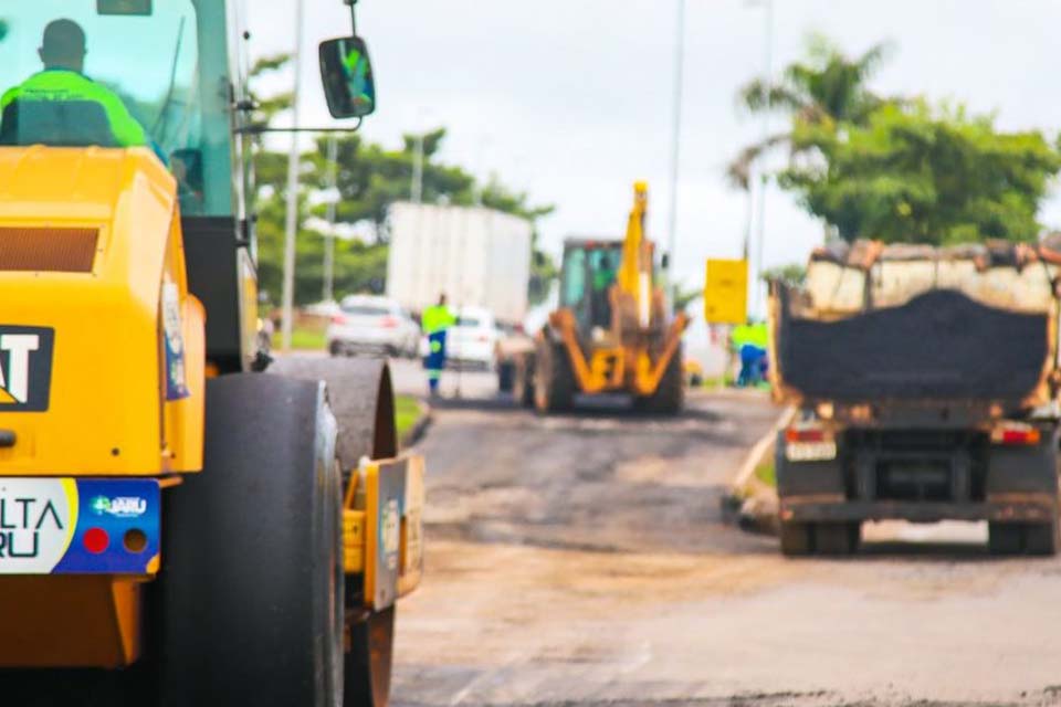 Equipes de Infraestrutura realizam serviços de tapa-buracos na Avenida Jk