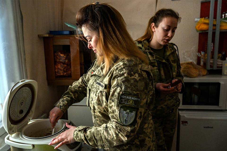 Mulheres militares ucranianas prestam apoio a colegas feridos em Kyiv