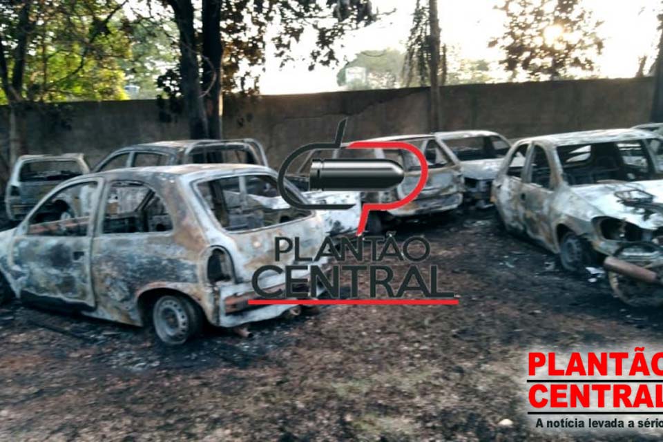 Incêndio destrói diversos veículos apreendido no pátio da Polícia Civil 