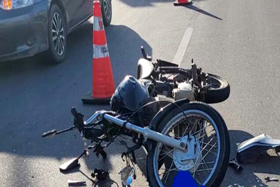 Motociclista de delivery colide na traseira Caminhonete em Ji-Paraná