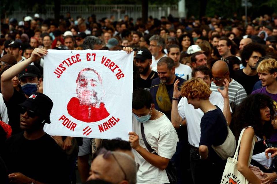 Avó de jovem morto por policial na França pede fim de protestos