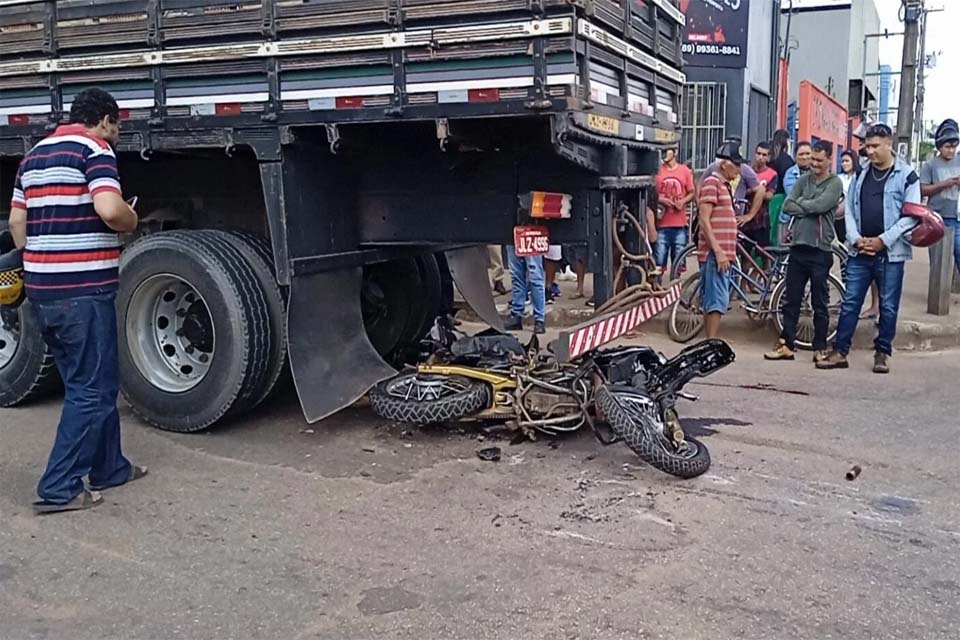 Motociclista morre em colisão com caminhão na zona sul 