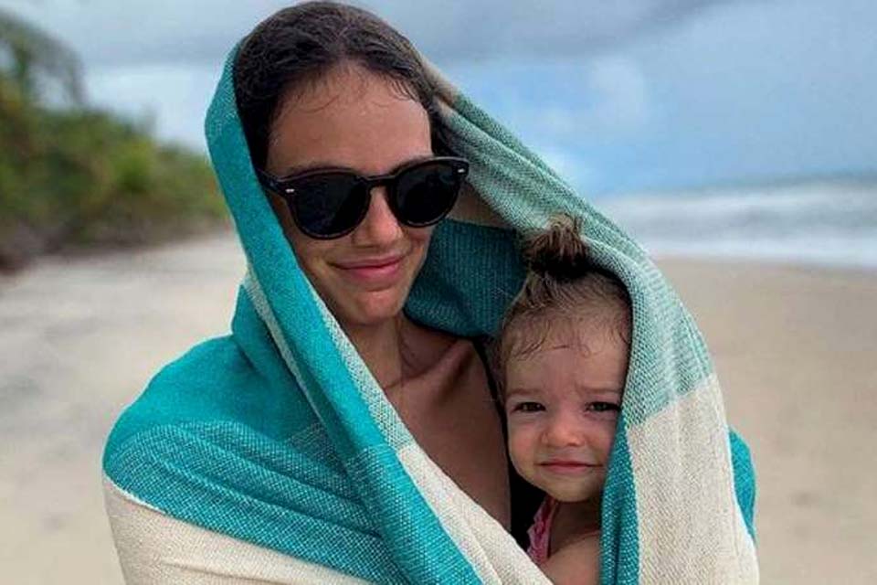 Chay Suede mostra dia de sol e chuva com Laura Neiva e a filha em passeio na praia