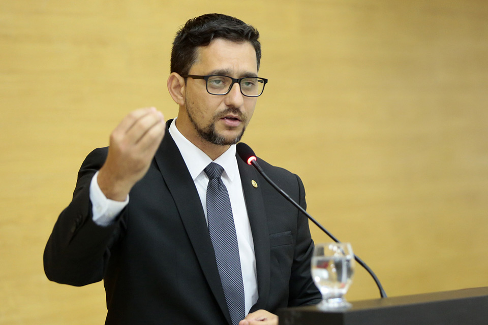 Anderson Pereira questiona e Governo envia resposta sobre transporte escolar fluvial dos distritos de Calama e São Carlos