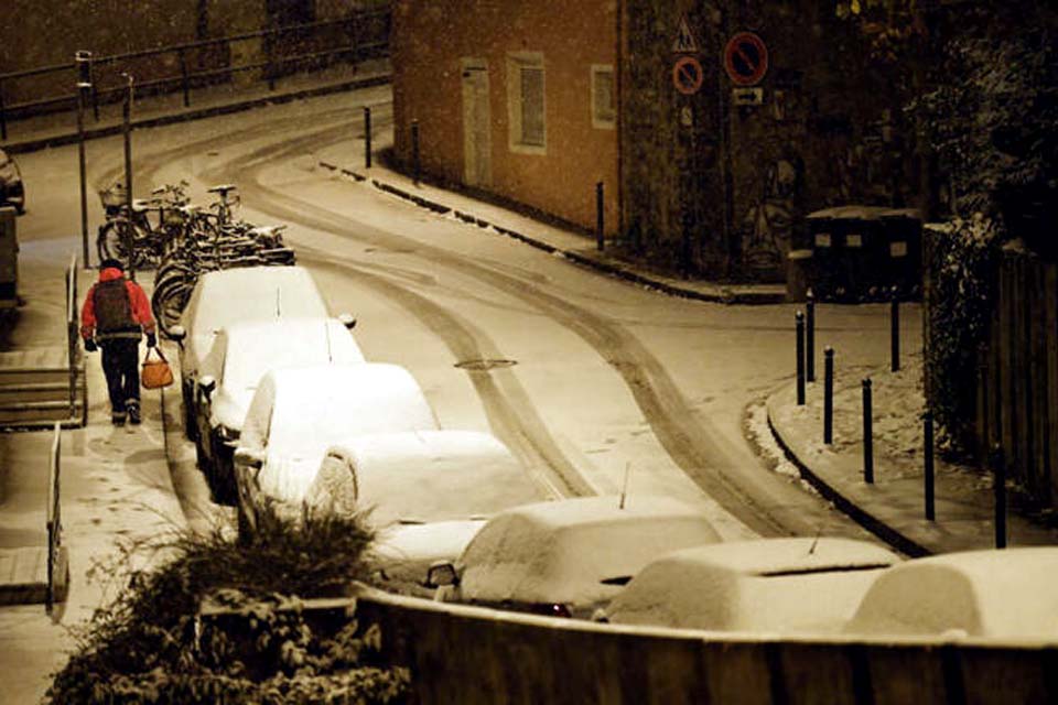 Neve coloca França em estado de alerta e acidentes matam três pessoas