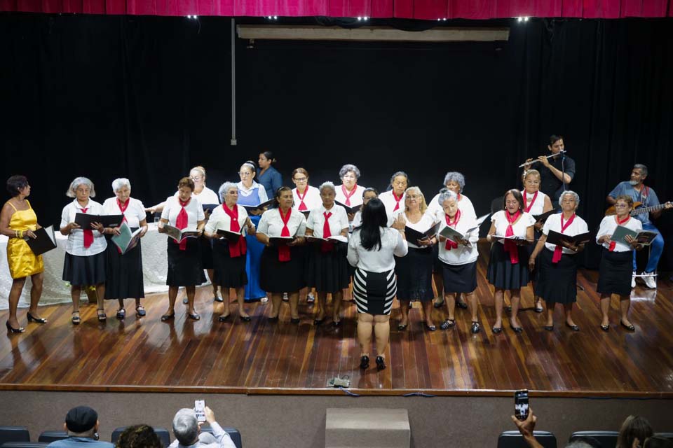 Show de Talentos encerra Semana do Idoso; Teatro Banzeiros foi o palco das apresentações musicais