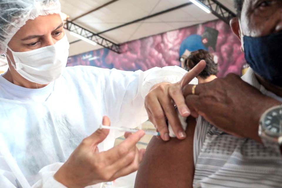 Em Porto Velho, idosos recebem segunda dose da vacina contra a Covid-19 nesta quarta-feira