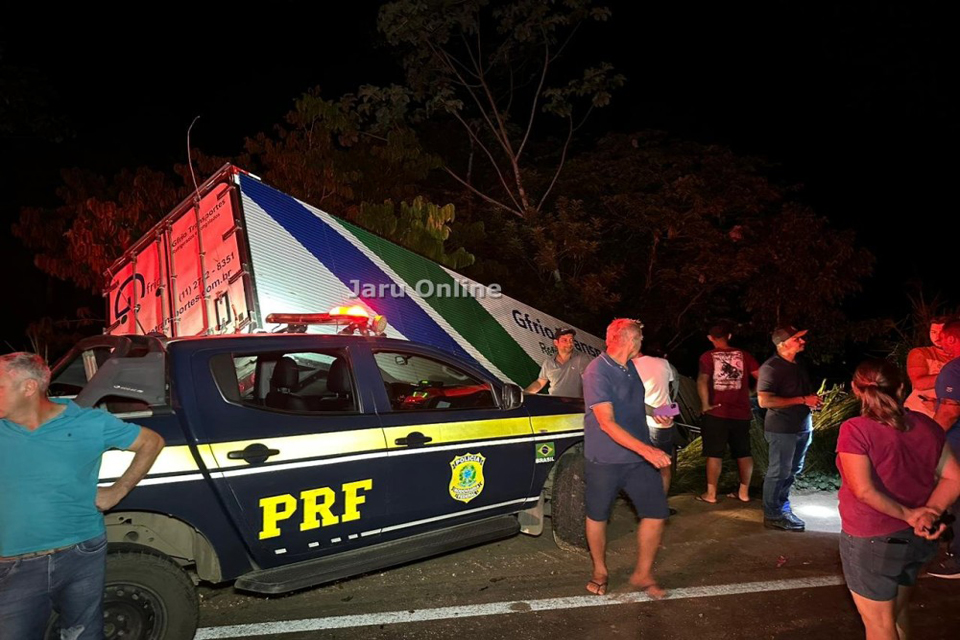 Acidente envolvendo dois veículos e uma carreta deixa 4 feridos na BR-364