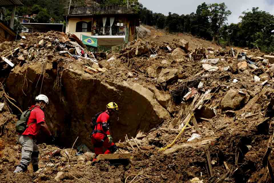  Sobe para 233 número de mortos pelas chuvas de fevereiro em Petrópolis