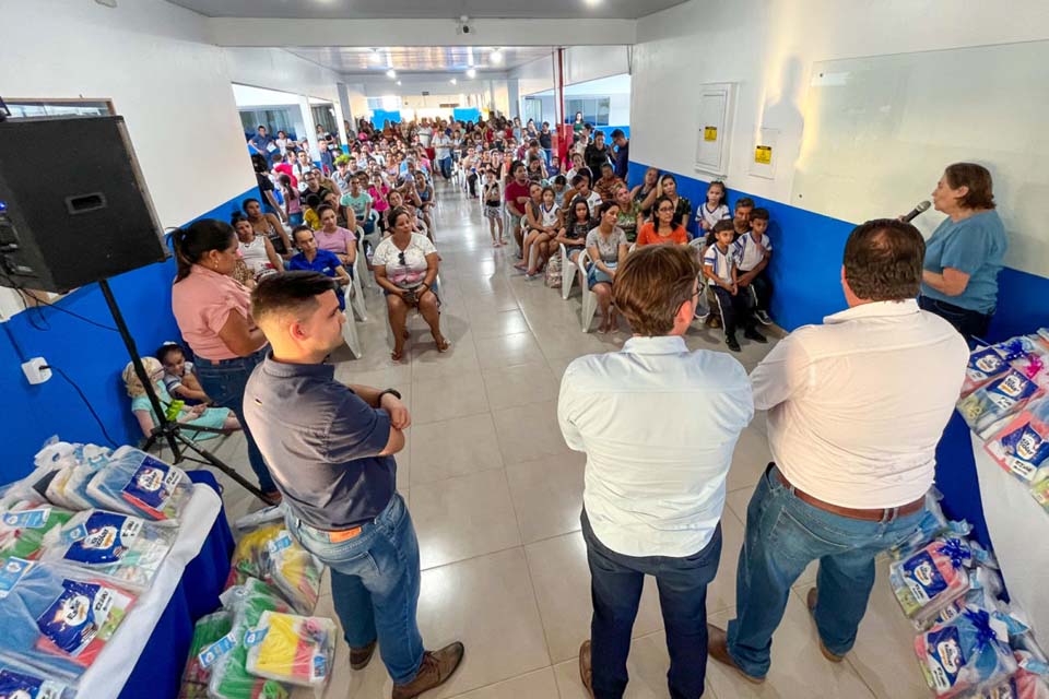 Prefeitura realiza entrega de mais de 4 mil kits de materiais escolares para alunos atendidos na rede municipal de ensino