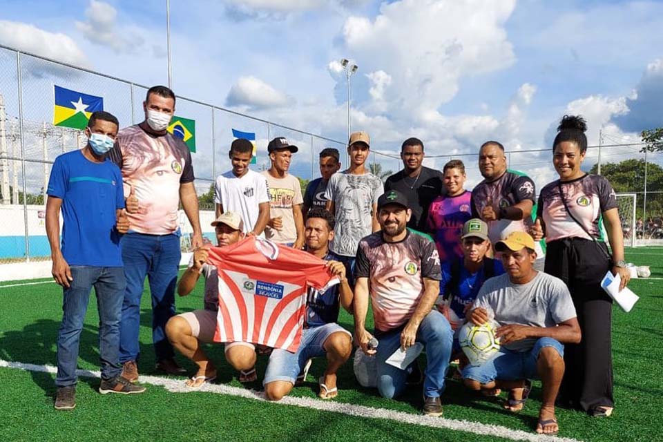 Laerte Gomes entrega uniformes e equipamentos esportivos durante torneio de futebol no distrito São Domingos