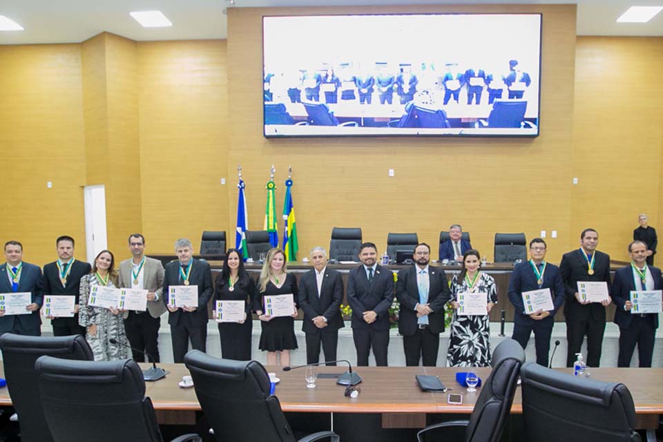 Medalhas do Mérito Legislativo são entregues a servidores da Justiça Eleitoral