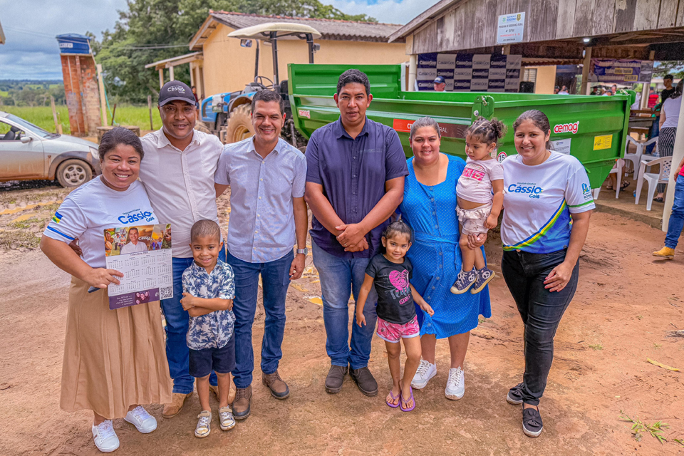 Deputado Cássio Gois entrega carreta basculante à comunidade de Primavera de Rondônia